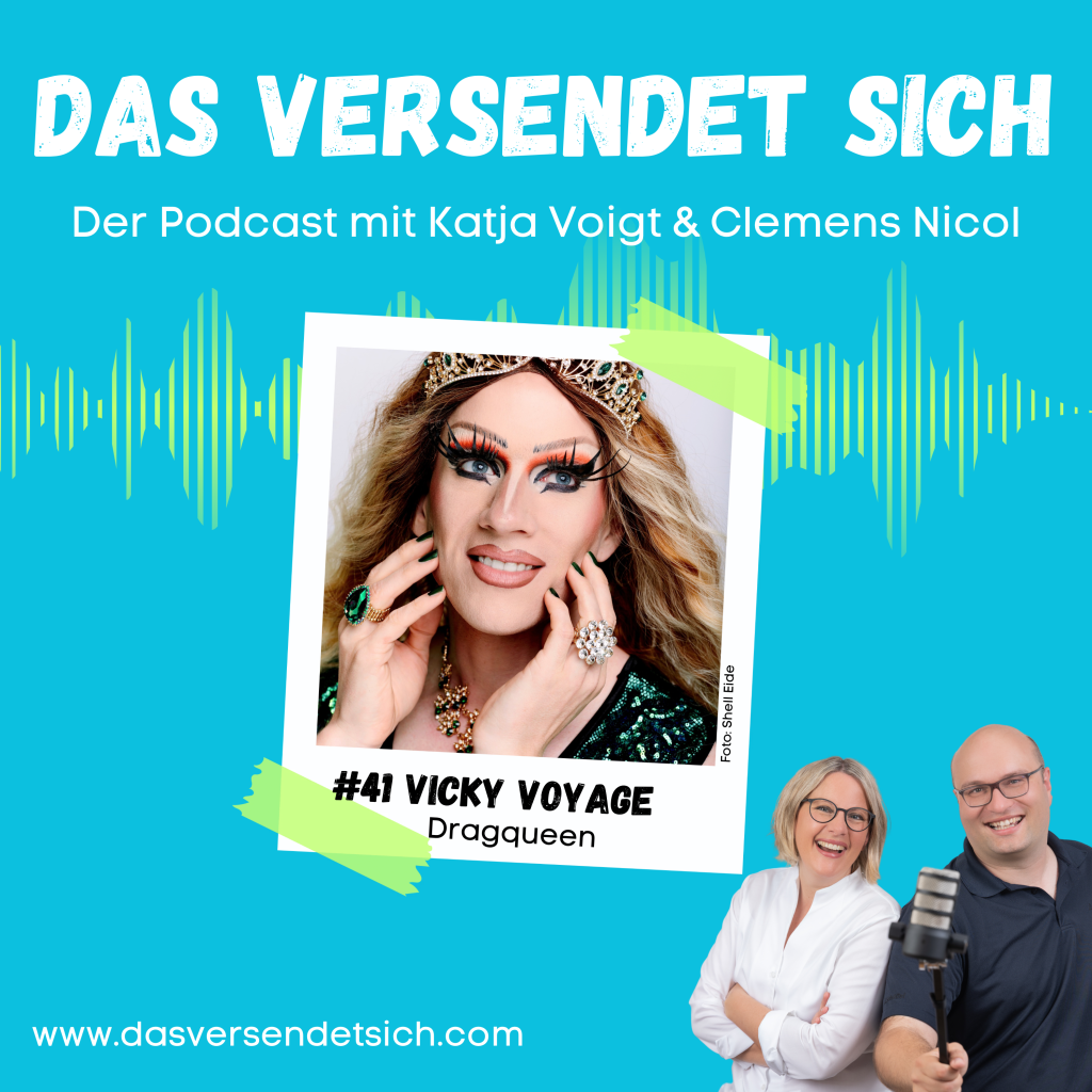 Cover Vicky Voyage. Die Dragqueen ist zu Gast im Podcast "Das versendet sich" von Katja Voigt & Clemens Nicol