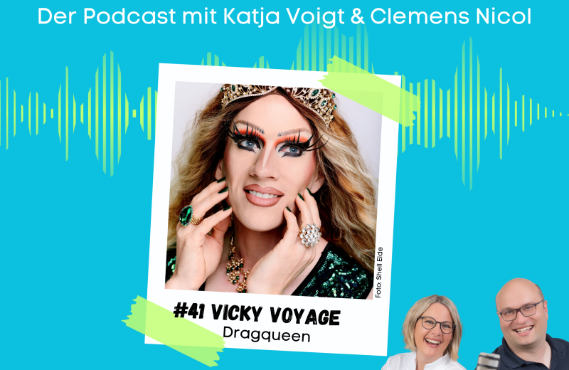 Cover Vicky Voyage. Die Dragqueen ist zu Gast im Podcast "Das versendet sich" von Katja Voigt & Clemens Nicol
